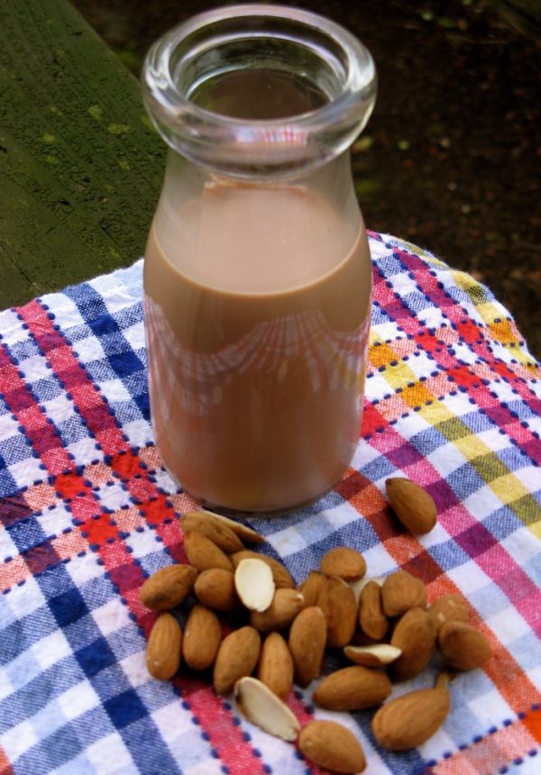 MILK CHOCOLATE ALMONDS